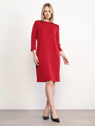 Платье бордового цвета прямого кроя с карманами